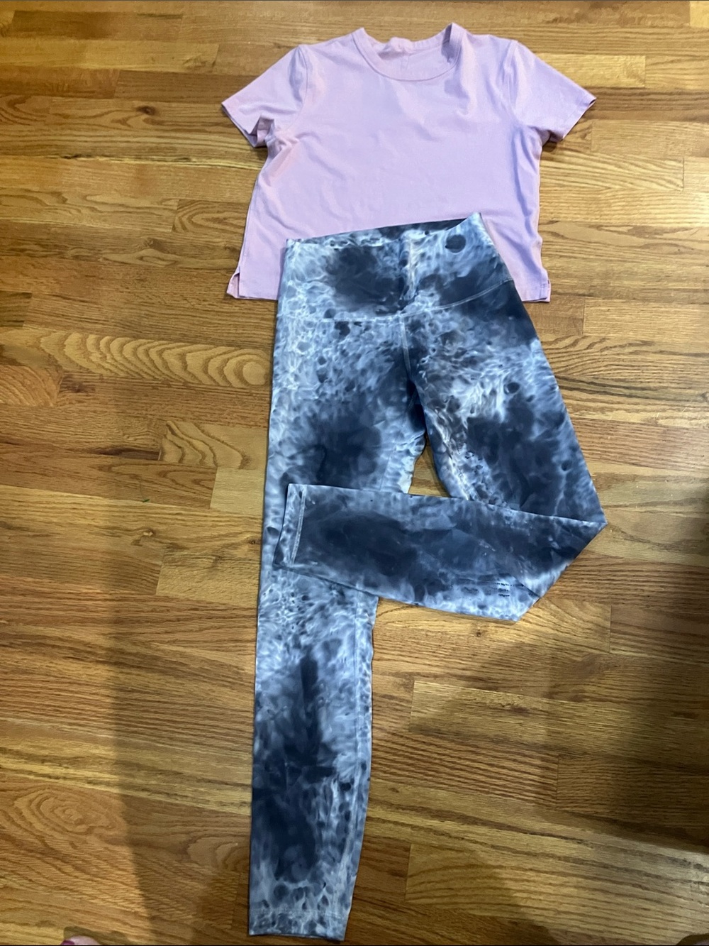 lululemon athletica Tie-Dye Gray & Black Legging and Pink Cropped Tee Sz S/4 EUC